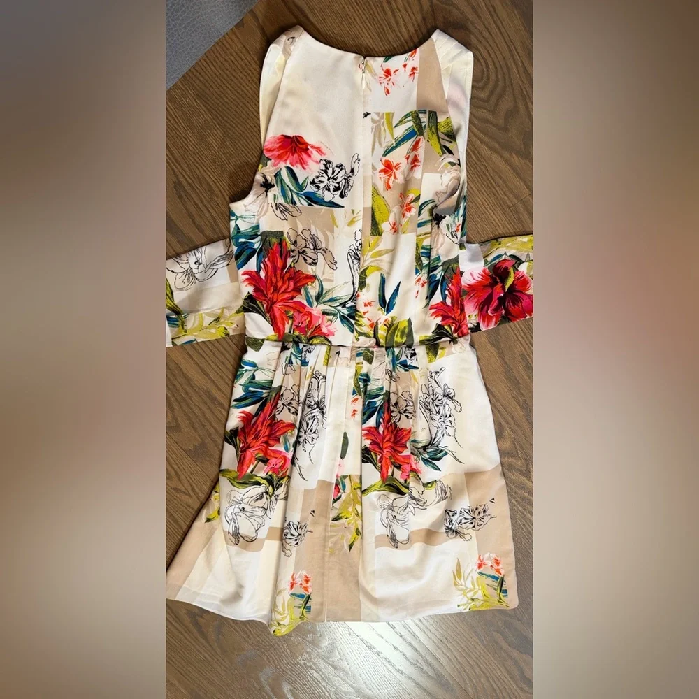 White House Black Market Floral V-Neck Catalina  Dress - Picture 4 of 6